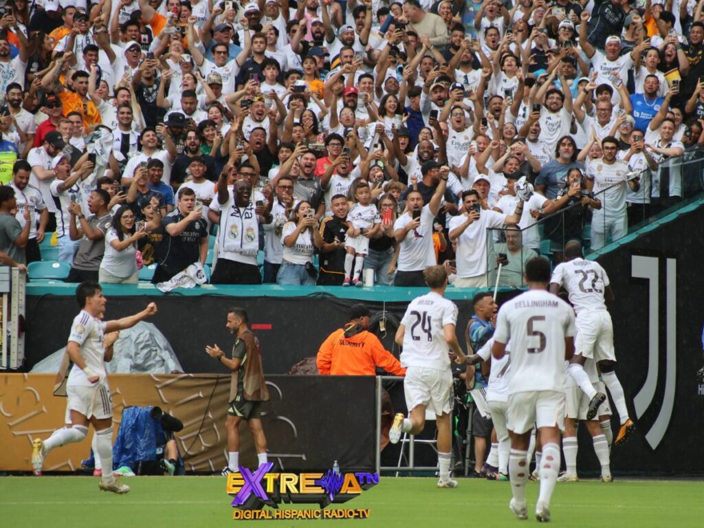 Aficionados del Real Madrid celebrando efusivamente en las gradas del Hard Rock Stadium