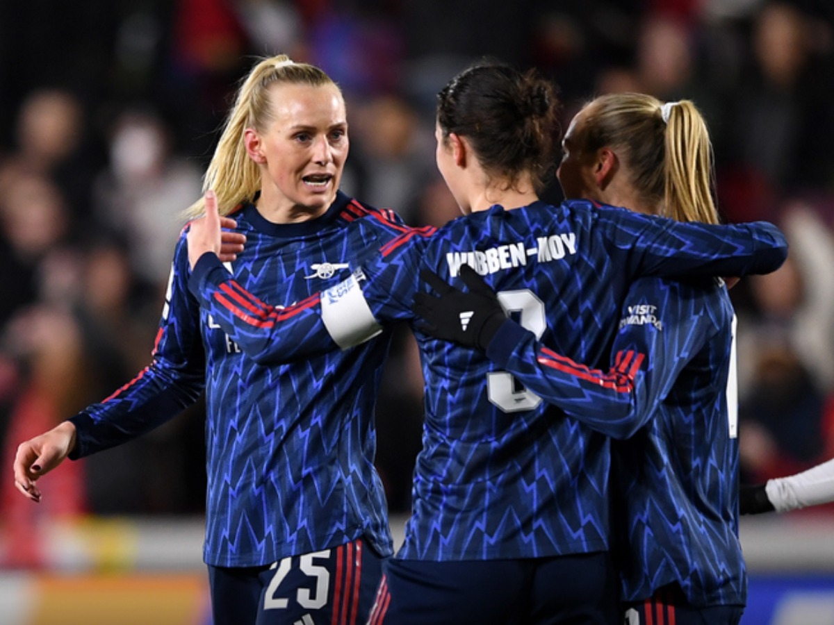 Kim Little, Wubben-Moy y Blackstenius celebran un gol del Arsenal en Londres.