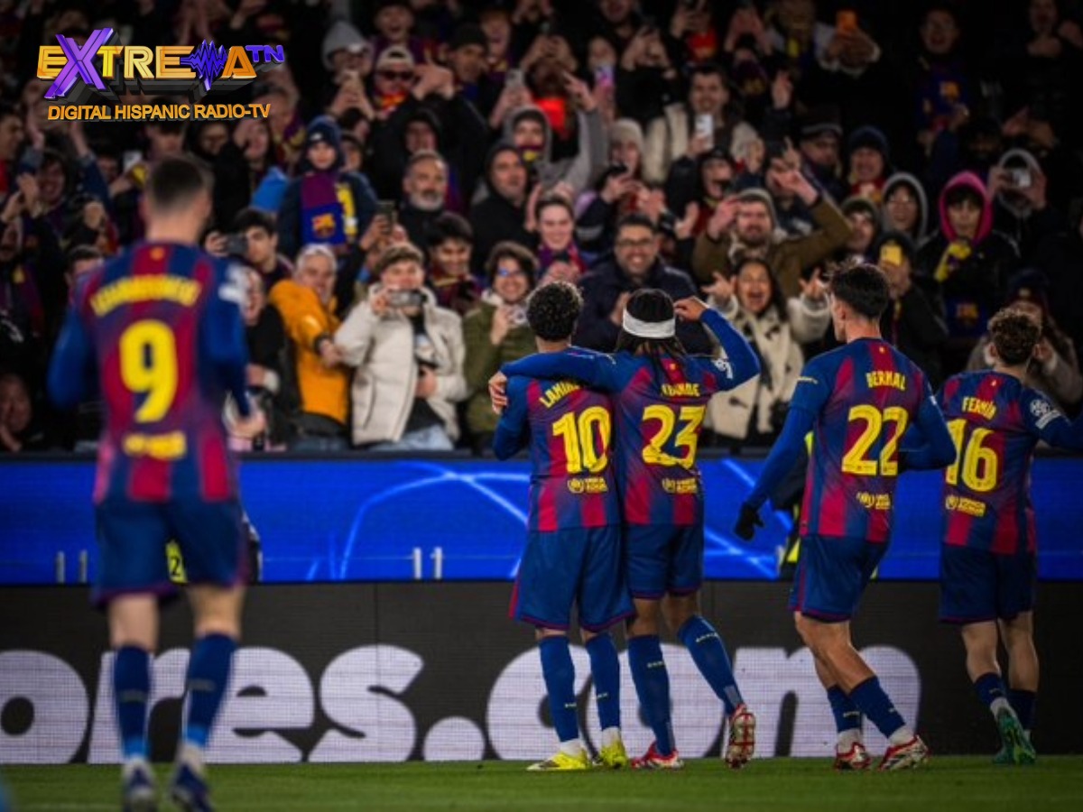 Lamine Yamal (#10) y Marcus Rashford (#23) se abrazan de espaldas frente a la grada de Montjuïc.