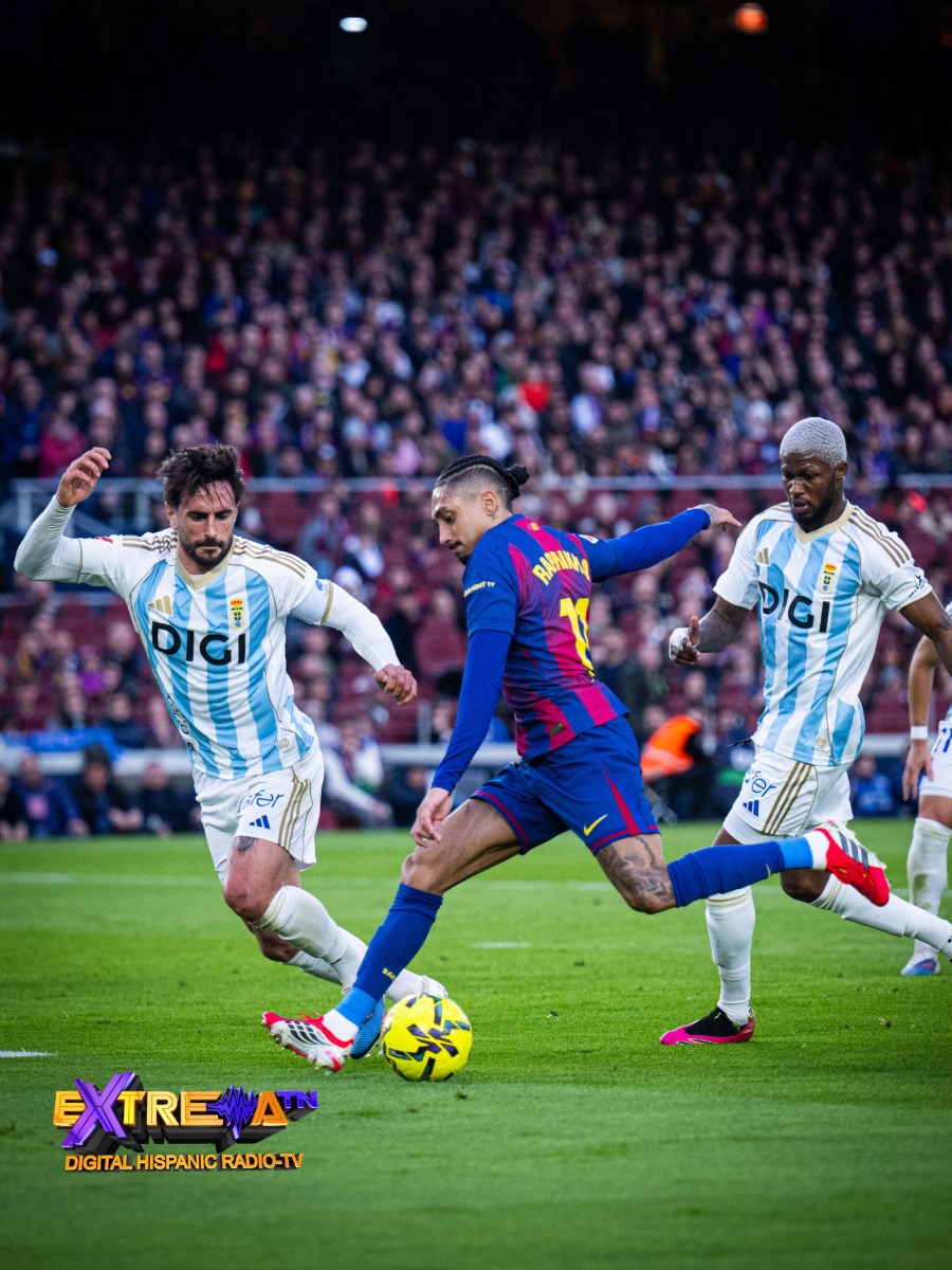 Raphinha desborda a la defensa del Real Oviedo en el Camp Nou.