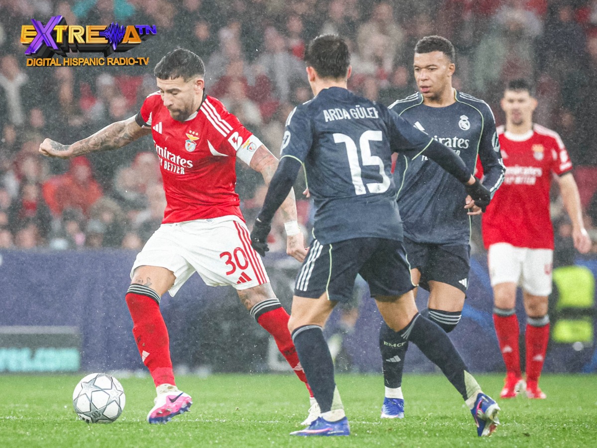 Nicolás Otamendi (#30) del Benfica conduce el balón bajo la presión de Arda Güler y Kylian Mbappé del Real Madrid.