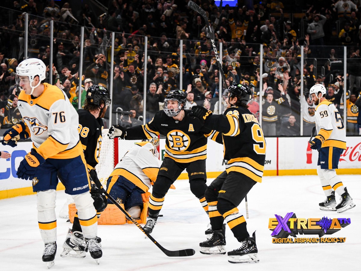 Jugadores de los Boston Bruins celebran un gol frente a la defensa de los Nashville Predators.