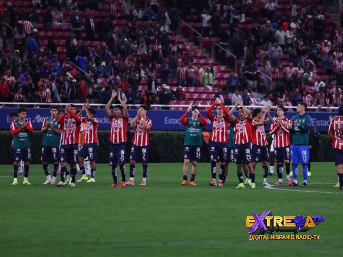 Jugadores de Chivas saludan a la afición tras el triunfo ante Querétaro en el Estadio Akron
