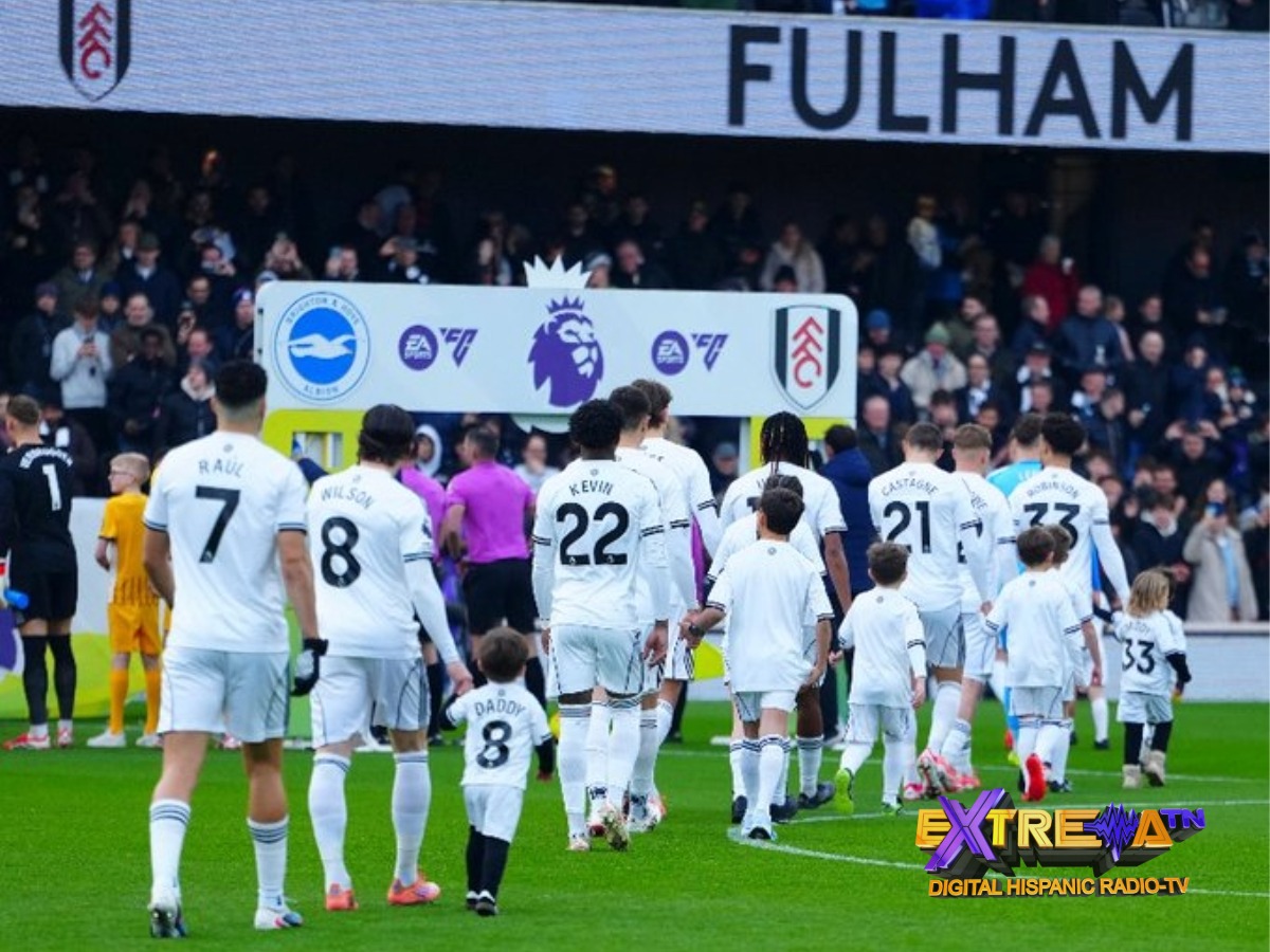 Jugadores del Fulham y Brighton ingresan al campo de Craven Cottage acompañados de niños.