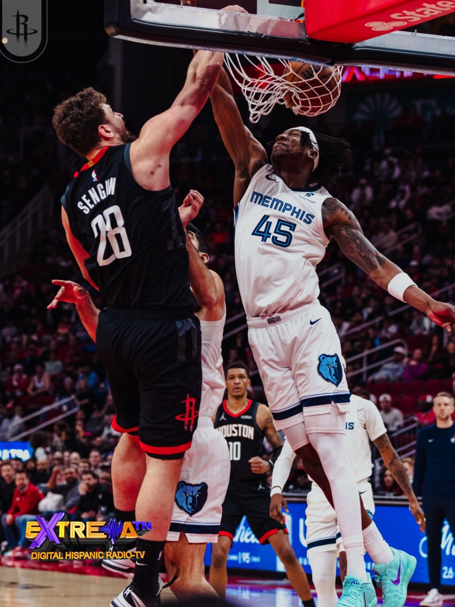 Alperen Sengun (#28) anota ante la defensa de GG Jackson II (#45) en el Toyota Center.