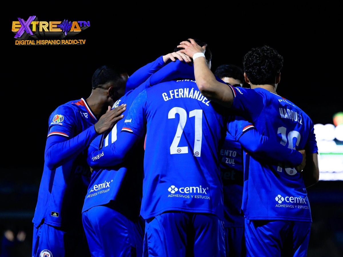 Gabriel Fernández (#21) es felicitado por sus compañeros tras una acción clave en el área rival.