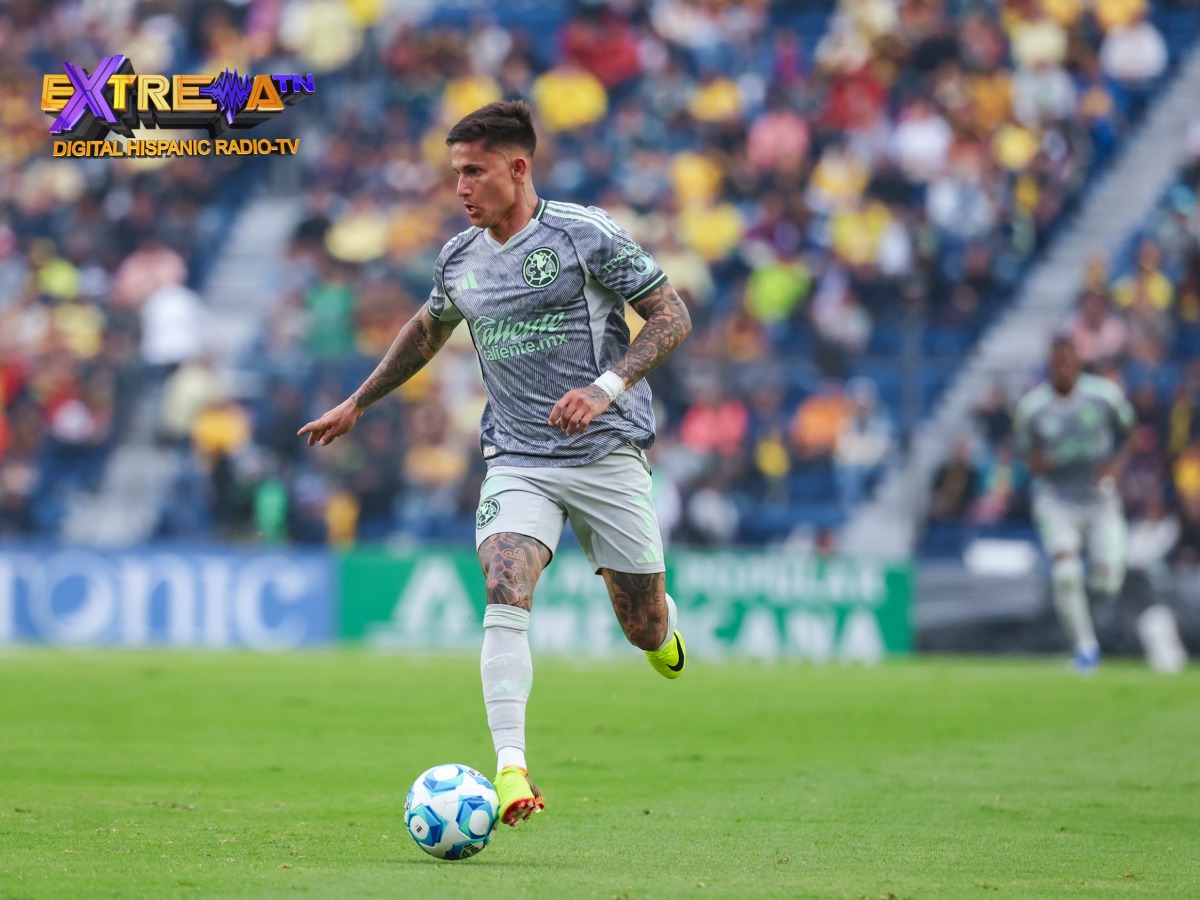 Brian Rodríguez en conducción de balón durante el triunfo del América sobre Necaxa.