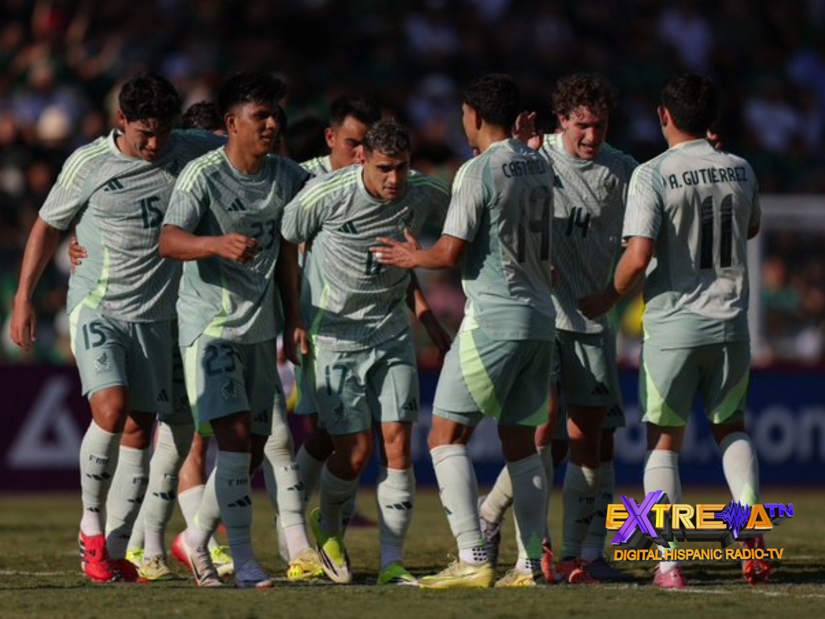 Jugadores de la Selección Mexicana se abrazan tras el gol del empate ante Bolivia en 2026.