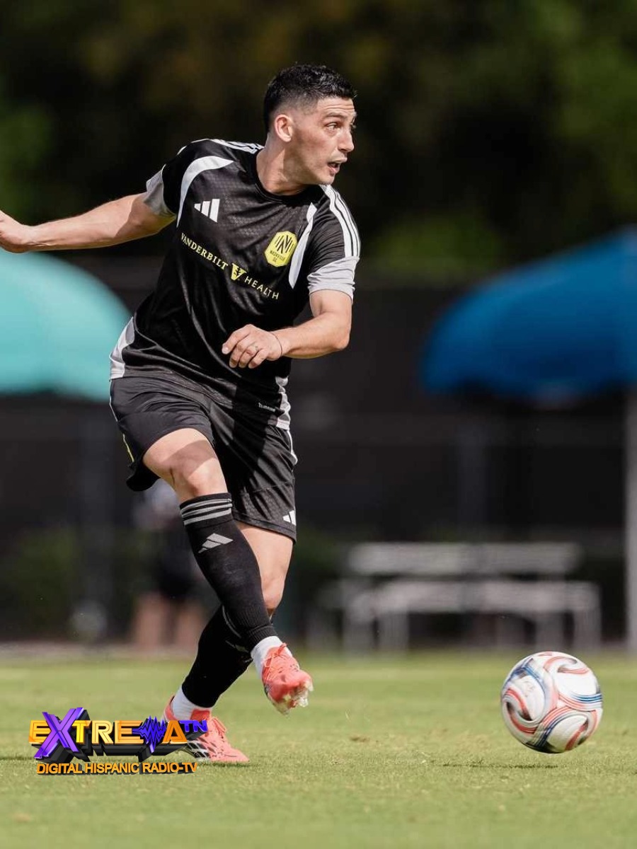 Cristian Espinoza patea el balón en práctica pretemporada 2026 con fichajes bomba y tropiezo inicial