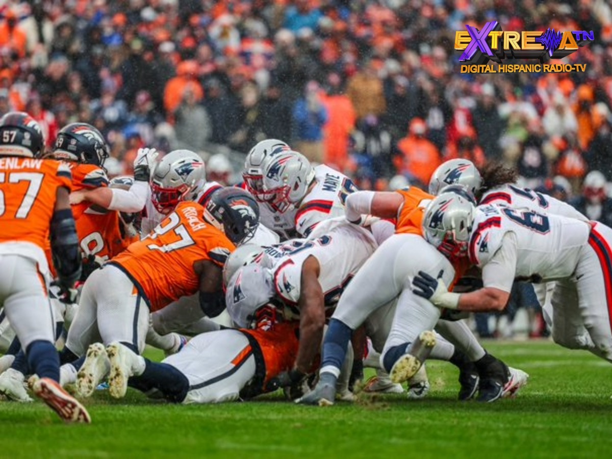 Jugadores de Patriots y Broncos en una jugada terrestre bajo una intensa nevada en el Mile High.