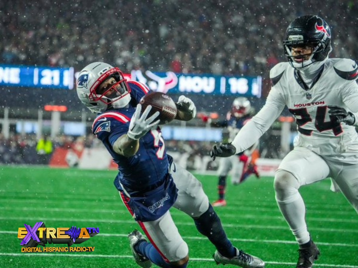 Kayshon Boutte evade tackle en jugada clave bajo nieve contra Houston Texans en playoffs 2026