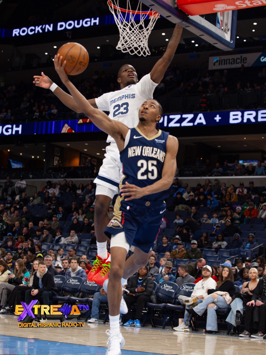 Trey Murphy III (#25) supera la marca de los Grizzlies para anotar durante la remontada de los Pelicans.