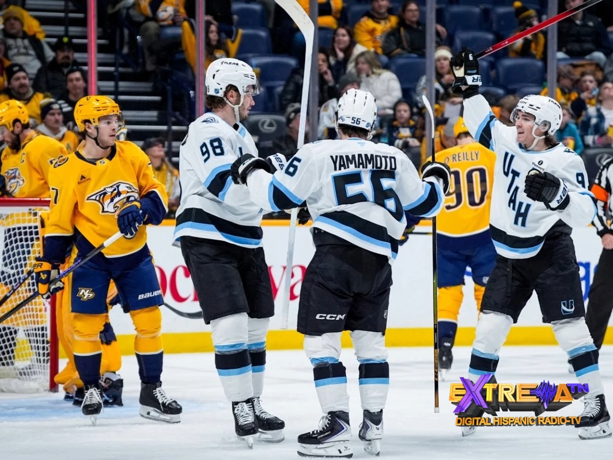 Jugadores de Utah Hockey Club festejan una anotación clave en el Bridgestone Arena.