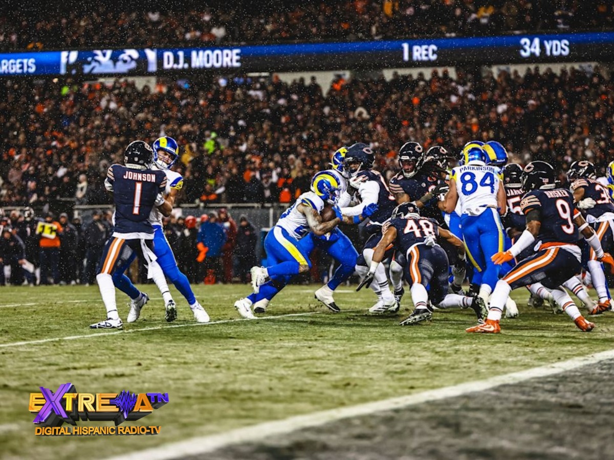 Acción intensa en la línea entre Los Angeles Rams y Chicago Bears bajo nieve en playoffs NFC Divisional 2026