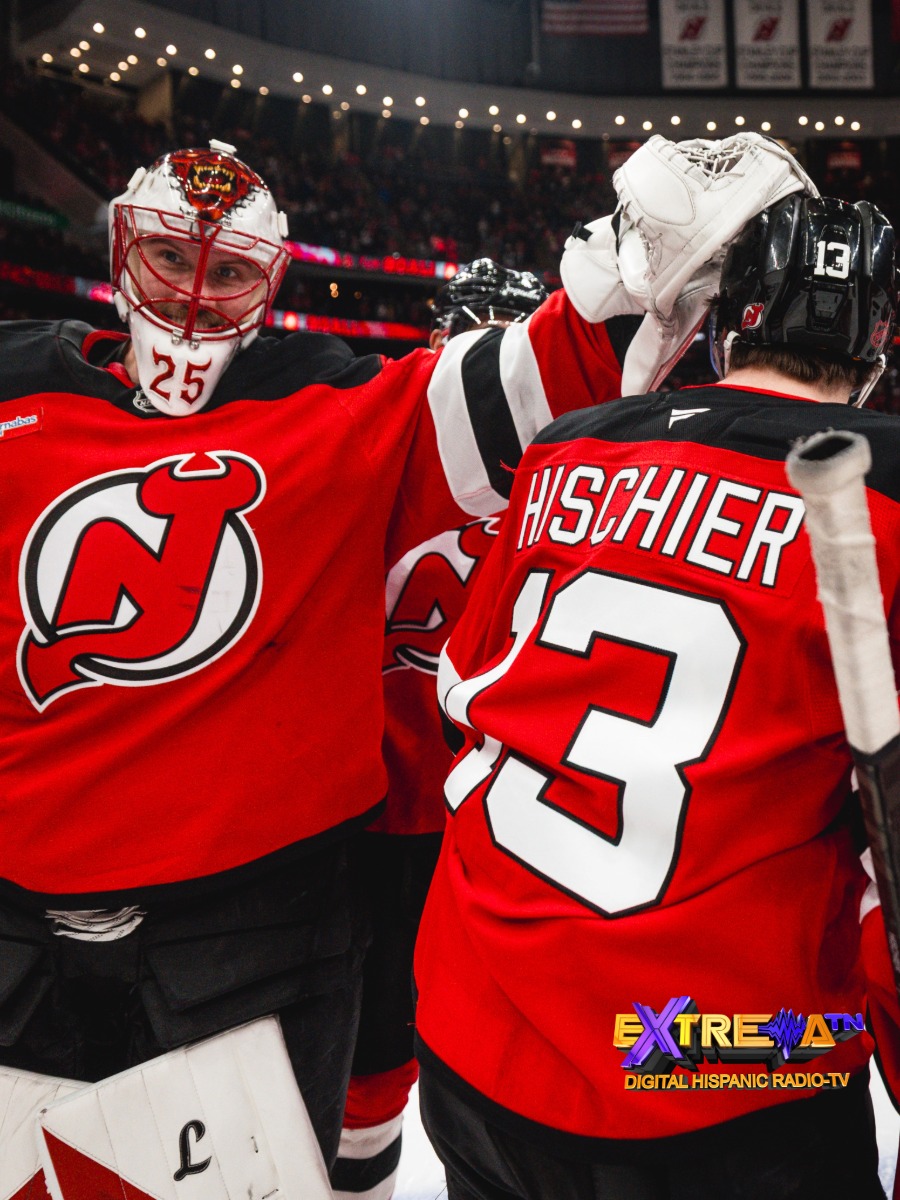 Jacob Markström (#25) y Nico Hischier celebran el triunfo de los Devils sobre Predators.