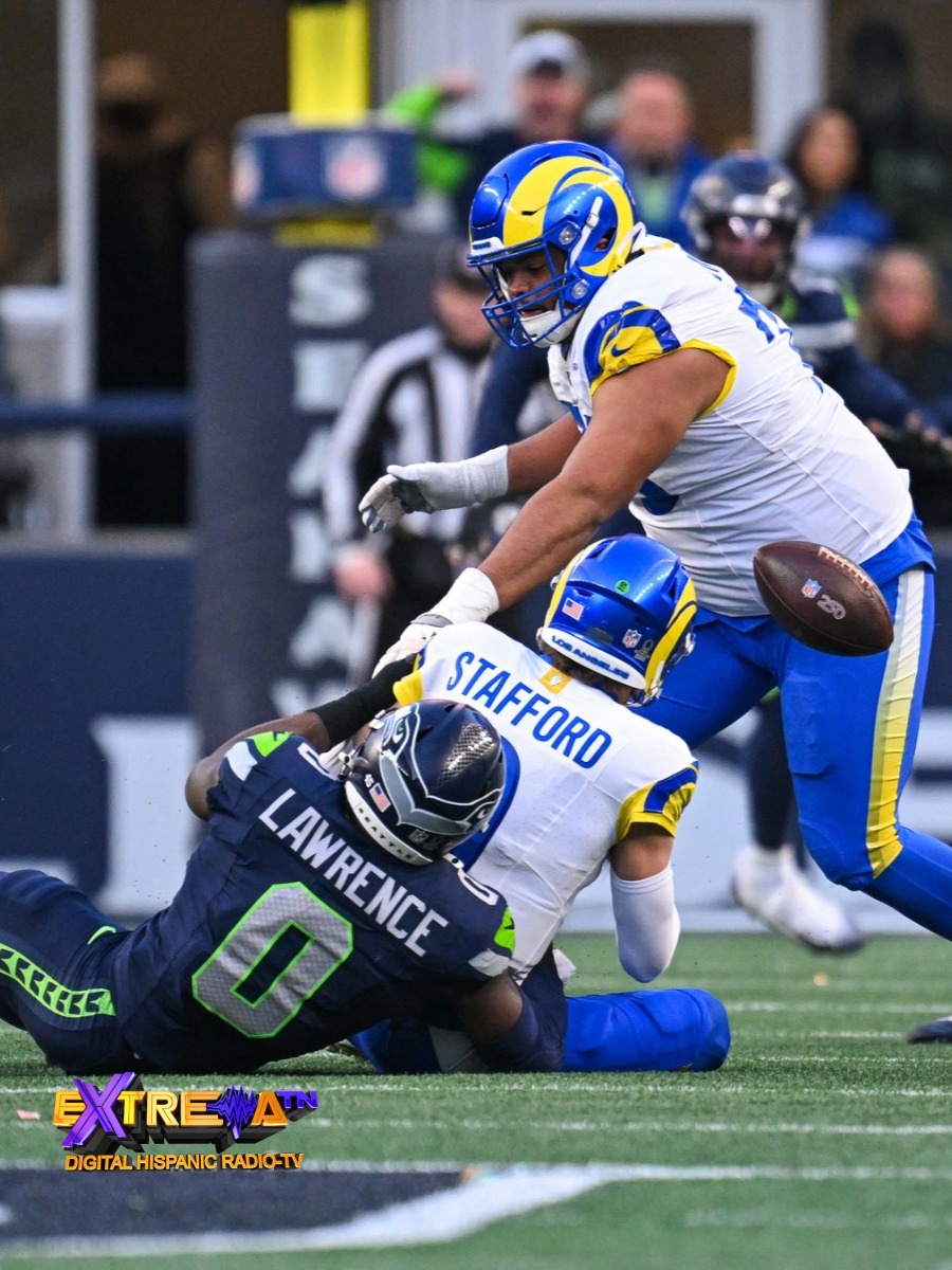 Matthew Stafford de los Rams es derribado por la defensa de los Seahawks durante la Final de la NFC en Seattle.