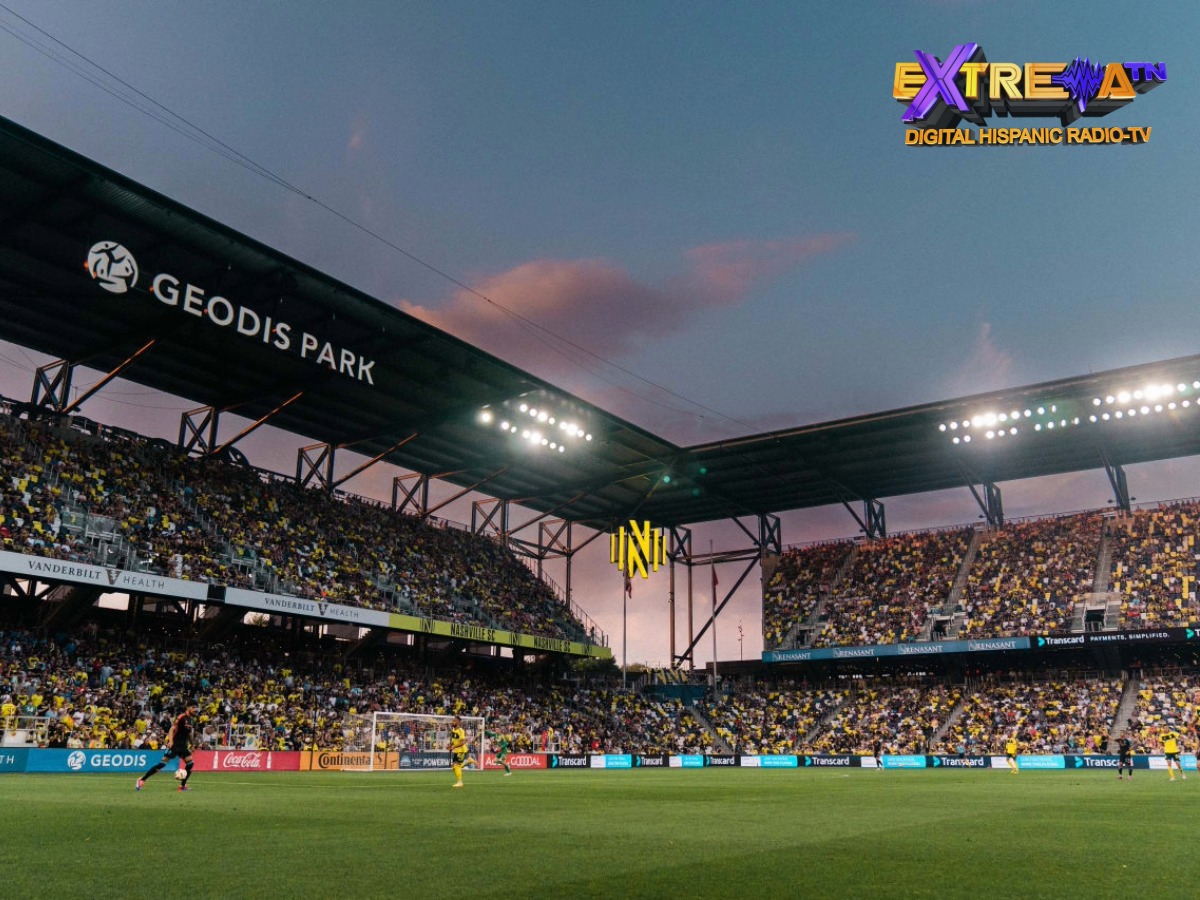 : Interior del Geodis Park durante un partido con las gradas llenas y el cielo al atardecer.