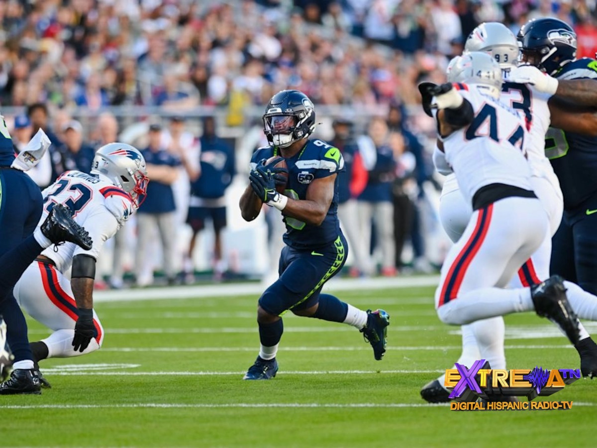 Sam Darnold (#14) de los Seattle Seahawks lanza un pase durante el Super Bowl LX en el Levi's Stadium.