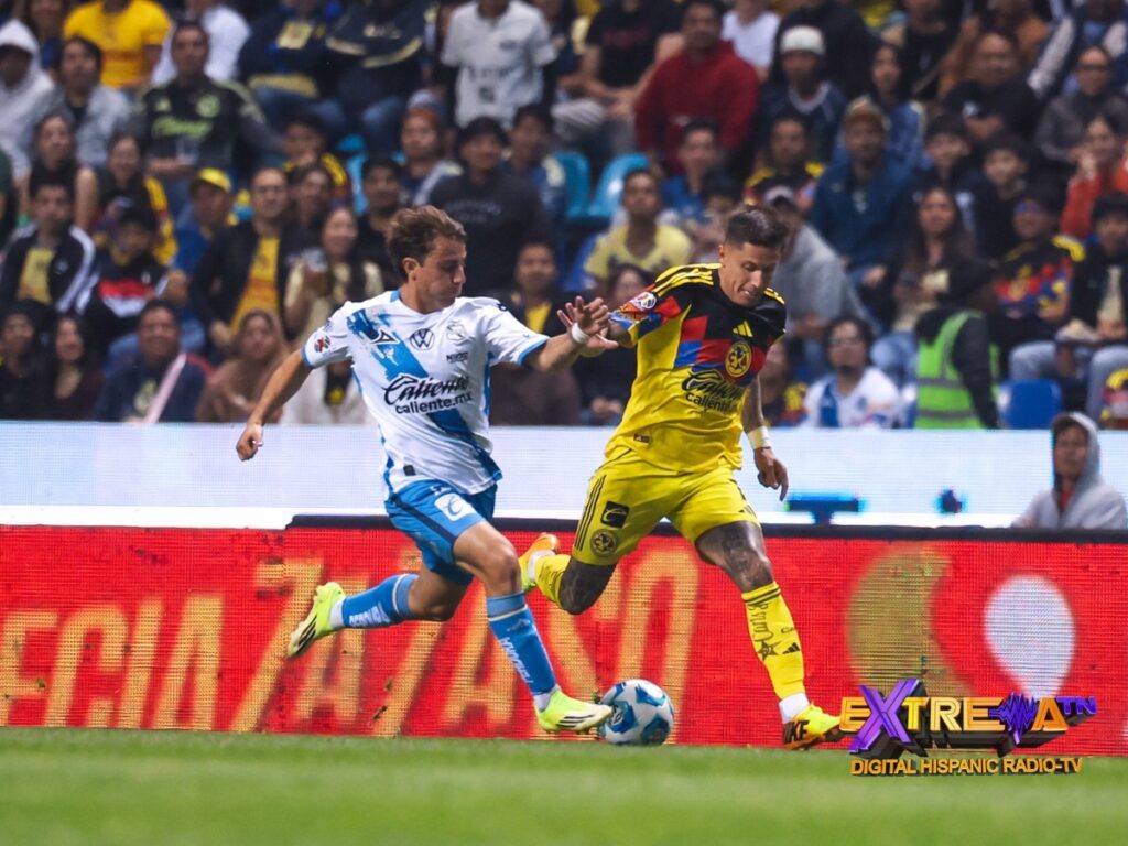 Jugador del Club América disputa el balón ante un defensor del Puebla durante la goleada 4-0 en el Estadio Cuauhtémoc en la Jornada 7 del Clausura 2026 de la Liga MX