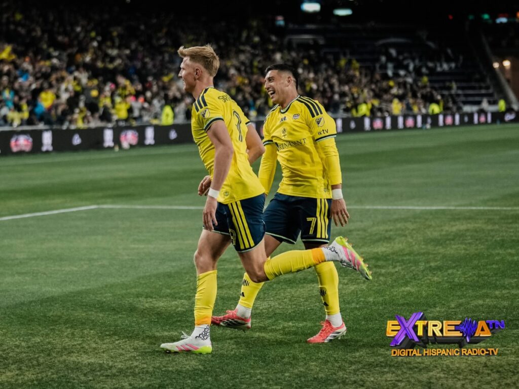 Sam Surridge y Cristian Espinoza celebran juntos en GEODIS Park la victoria 4-1 de Nashville SC ante New England Revolution en la Jornada 1 del MLS 2026