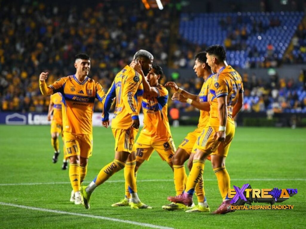 Jugadores de Tigres UANL se abrazan tras anotar uno de los goles del triunfo 4-1 sobre Forge FC.