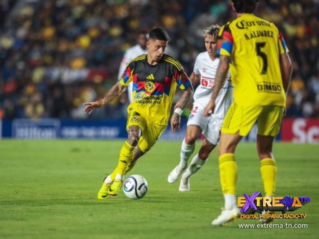 Brian Rodríguez (#7) del Club América desborda a la defensa de CD Olimpia en el juego de vuelta de Concacaf.