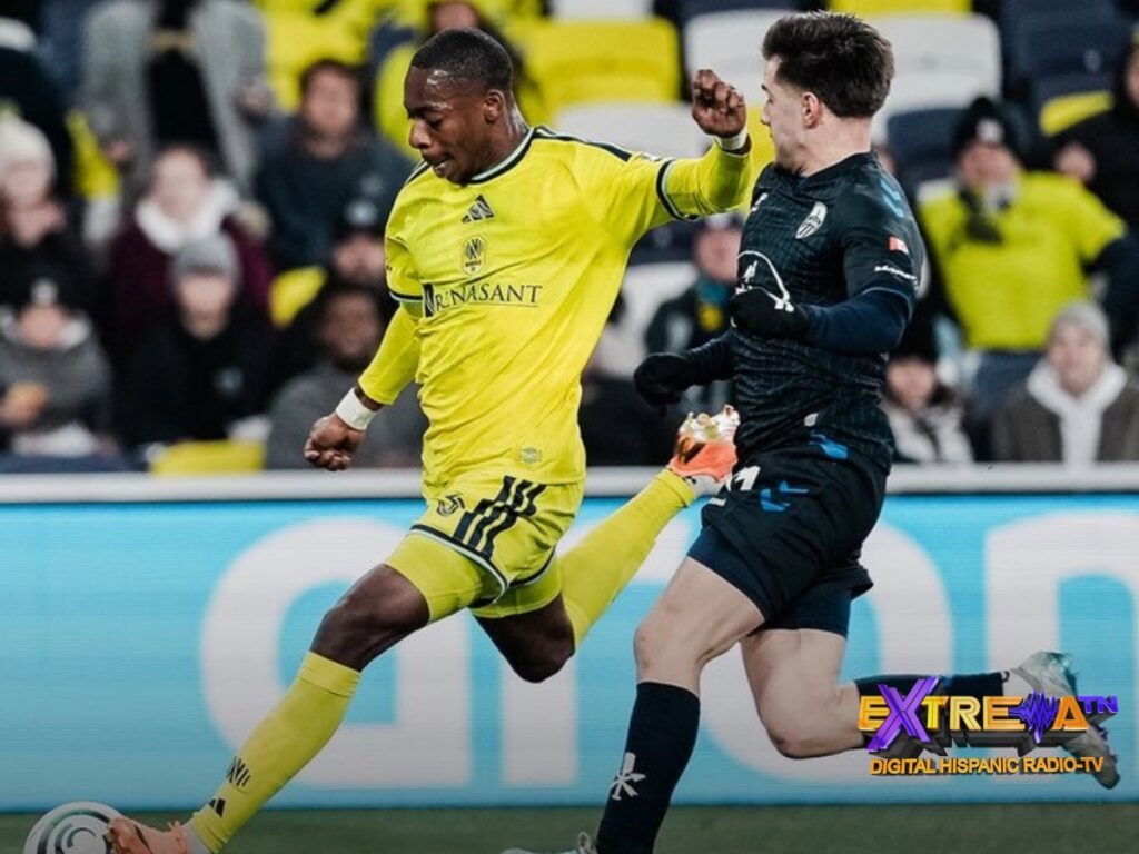 Jugador de Nashville SC conduce el balón ante el portero del Atlético Ottawa en GEODIS Park durante la goleada 5-0 por la Concacaf Champions Cup 2026