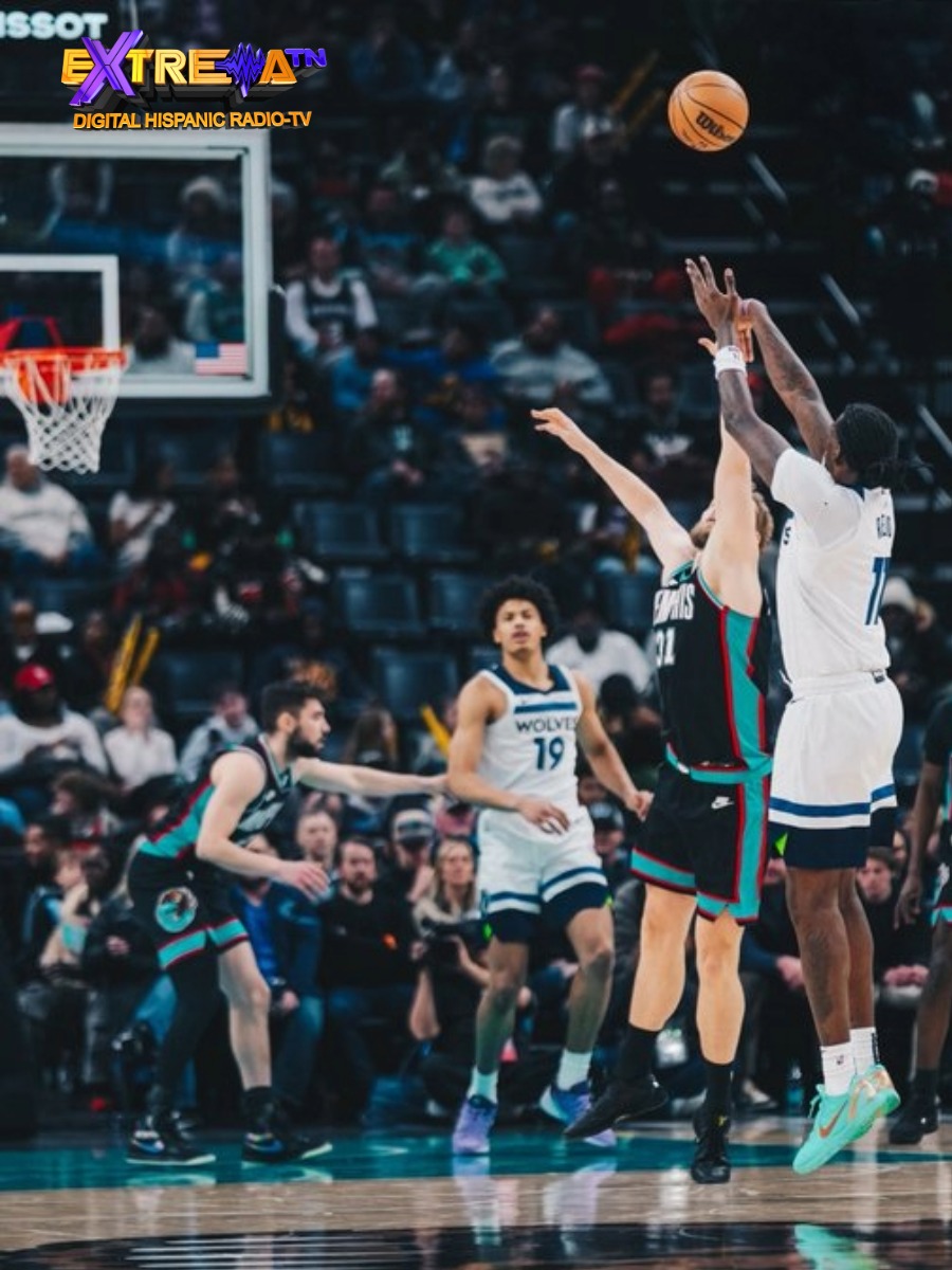 Detalle del salto y tiro de Naz Reid en el Target Center.