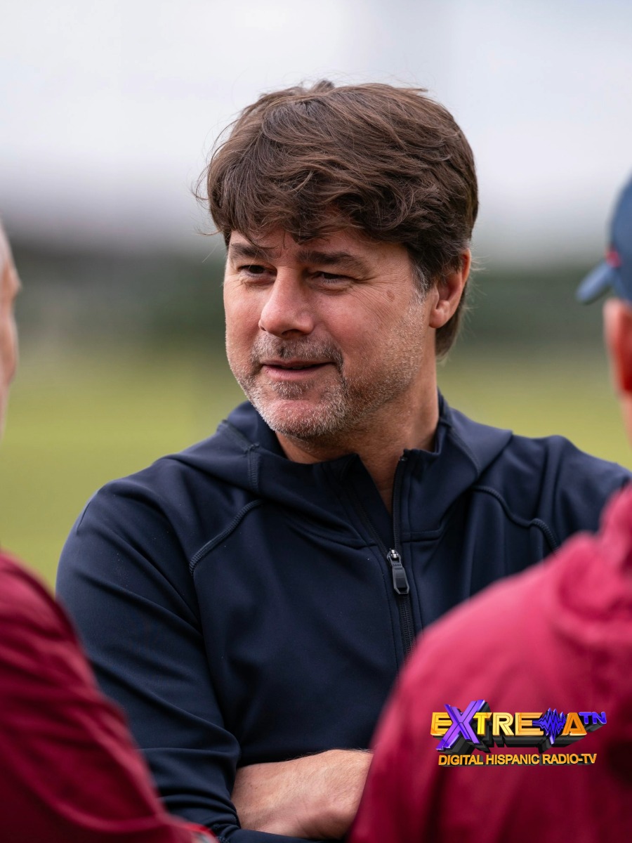 Mauricio Pochettino observando un entrenamiento del USMNT con una expresión de concentración.