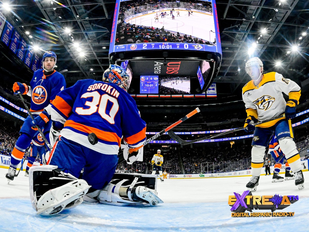Acción de juego frente a la portería de Ilya Sorokin durante el partido Predators vs. Islanders.