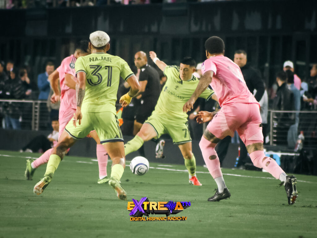 Andy Najar y Cristian Espinoza de Nashville SC presionan a un jugador de Inter Miami en el Chase Stadium durante la Concacaf Champions Cup 2026