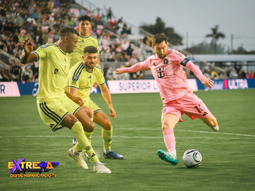 Lionel Messi de Inter Miami conduce el balón ante la defensa de Nashville SC en el Chase Stadium durante la Concacaf Champions Cup 2026