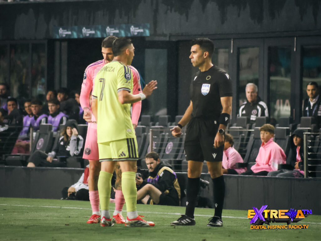 Cristian Espinoza de Nashville SC conversa con el árbitro en el Chase Stadium durante la Concacaf Champions Cup 2026