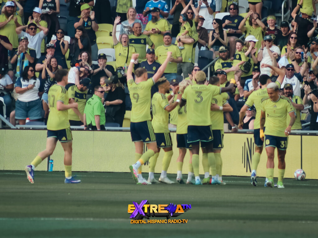 Sam Surridge celebra su hat-trick con los compañeros de Nashville SC ante Orlando City en el GEODIS Park durante la MLS 2026