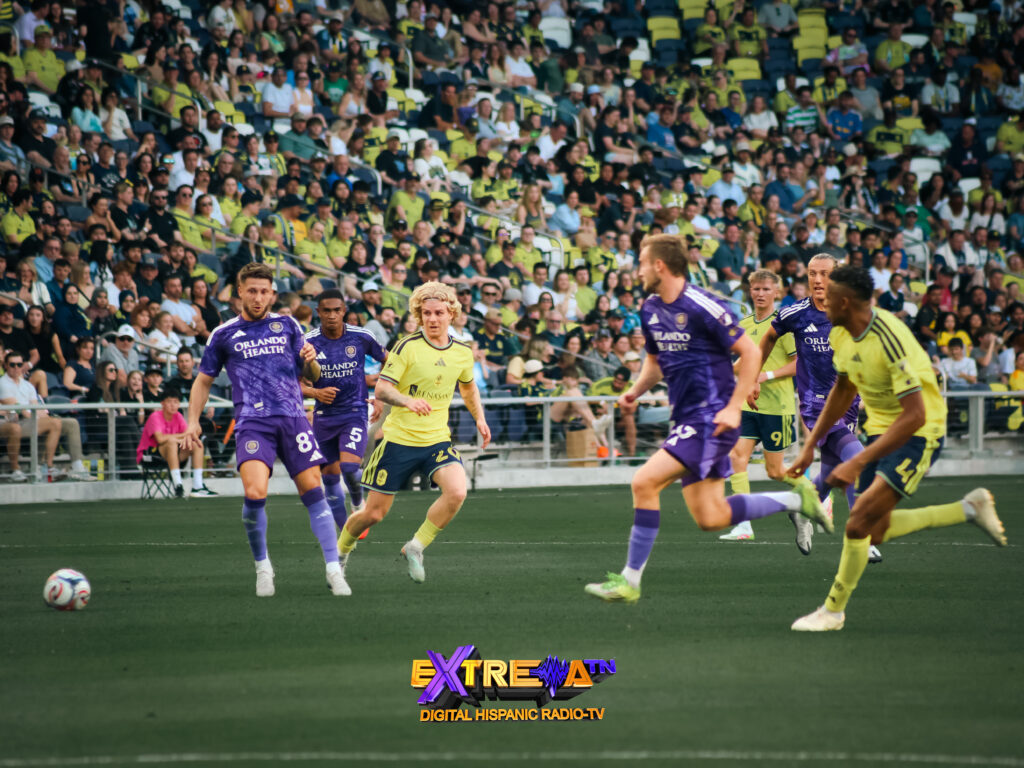 Jugadores de Nashville SC presionan a Orlando City en el GEODIS Park durante la MLS 2026