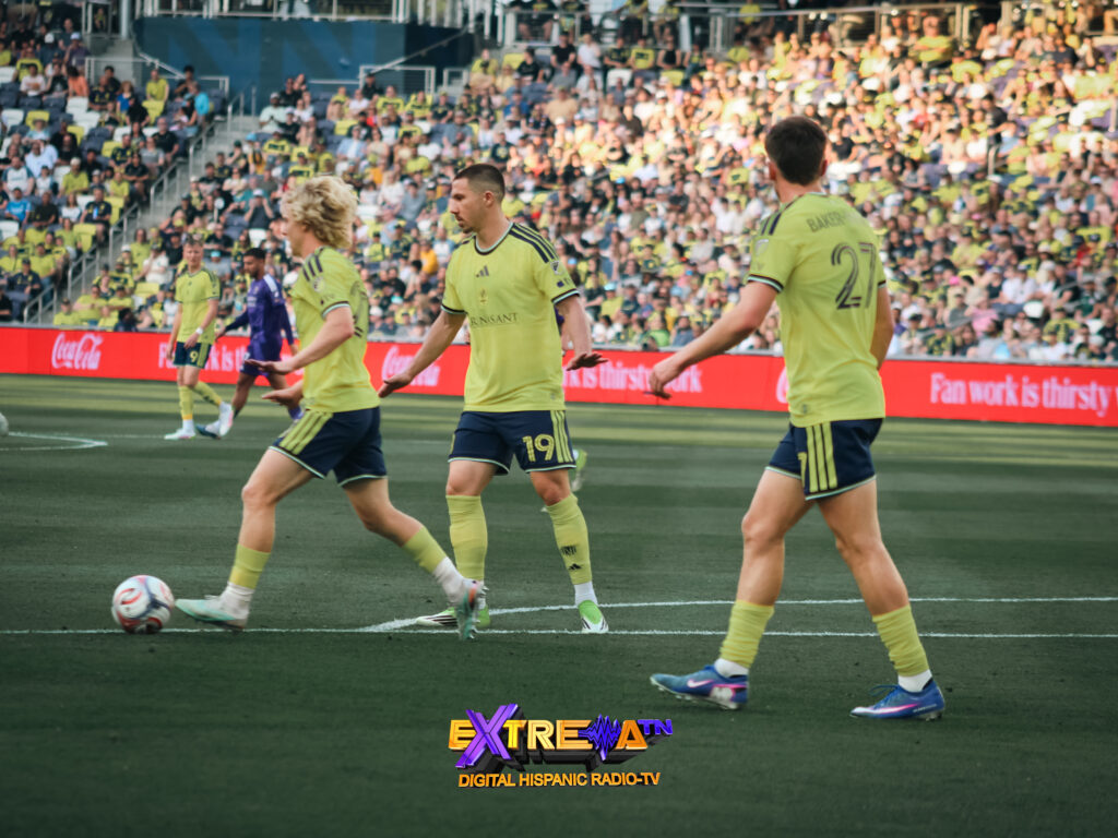 Muyl, Tagseth y Baker-Whiting de Nashville SC en acción ante Orlando City en el GEODIS Park durante la MLS 2026