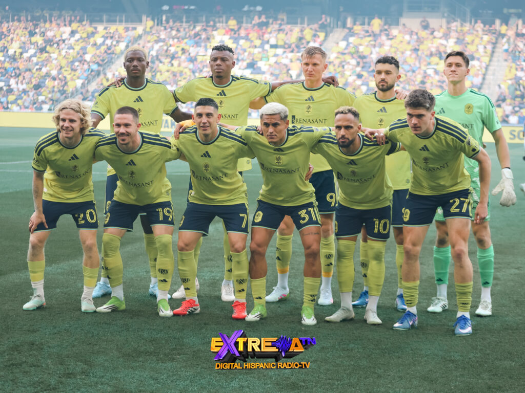 El once inicial de Nashville SC posa en el GEODIS Park antes del partido ante Orlando City en la MLS 2026