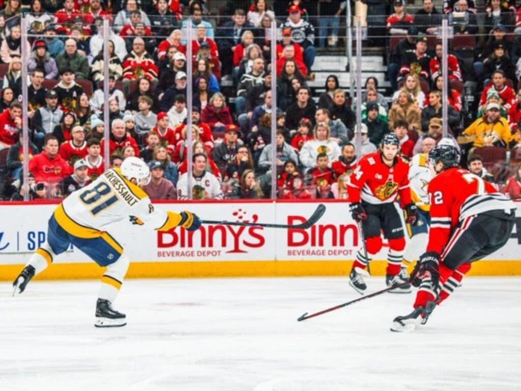Jonathan Marchessault de los Nashville Predators dispara ante la defensa de los Chicago Blackhawks en el United Center durante la NHL 2026
