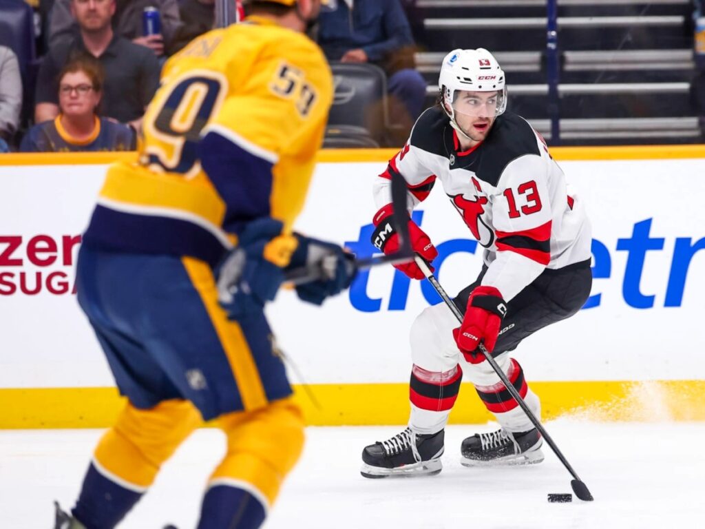 Nico Hischier de New Jersey Devils conduce el disco ante la defensa de los Predators Nashville NHL