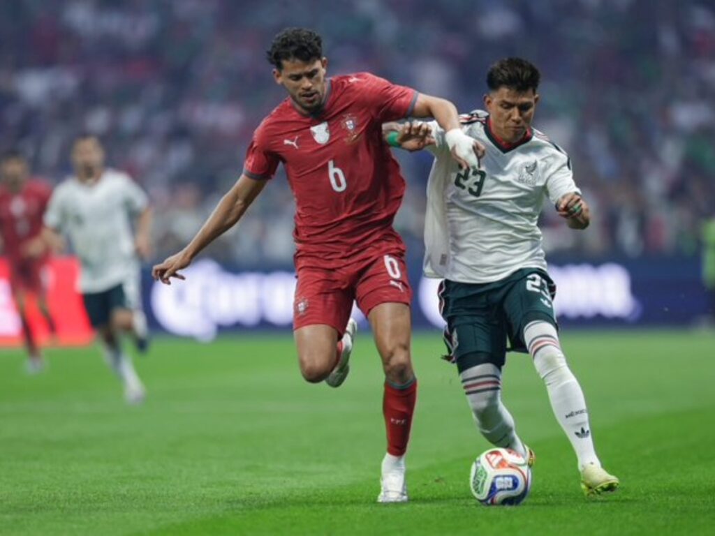 Matheus Nunes disputa el balón con Jesús Gallardo en el Estadio Azteca