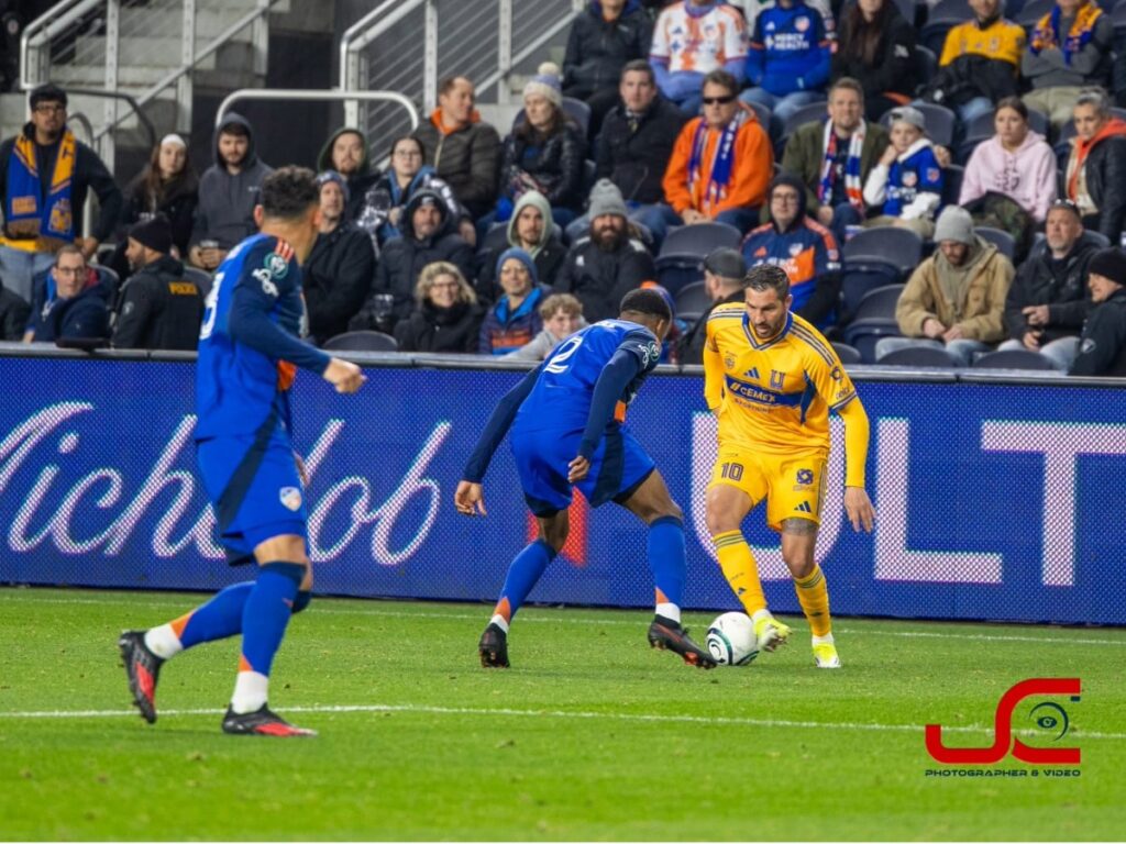 Andre Gignac de Tigres UANL disputa el balón ante la defensa de FC Cincinnati en el TQL Stadium durante la Concacaf Champions Cup 2026