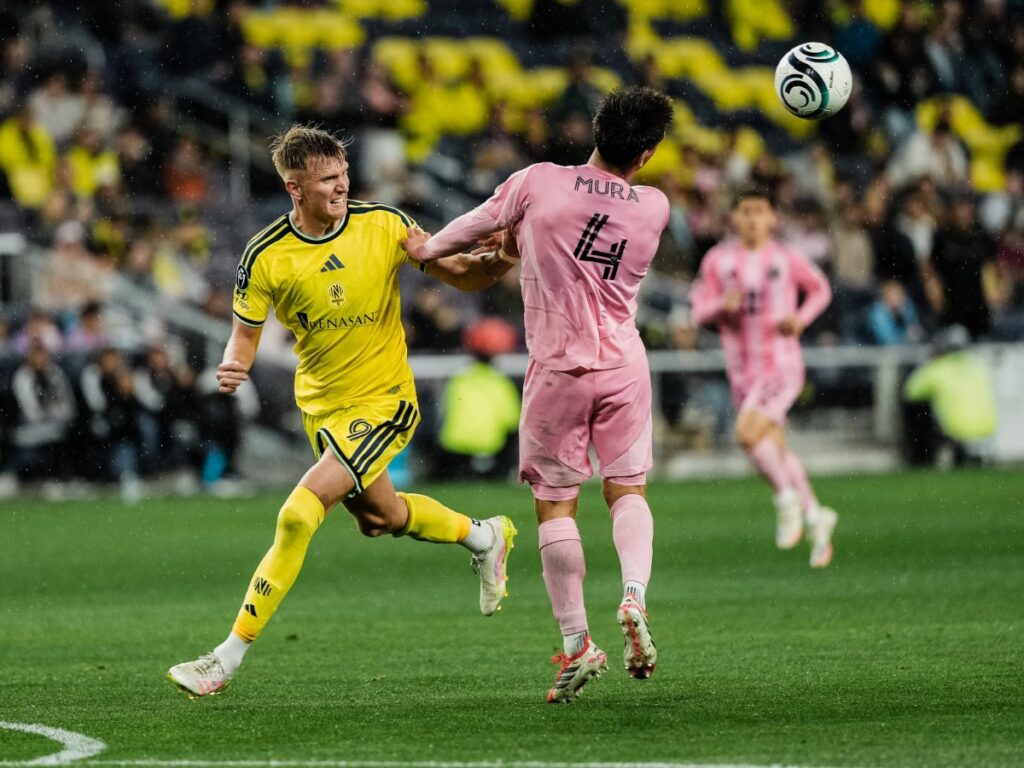  Sam Surridge de Nashville SC en disputa aérea con Facundo Mura del Inter Miami en el GEODIS Park durante la Concacaf Champions Cup 2026