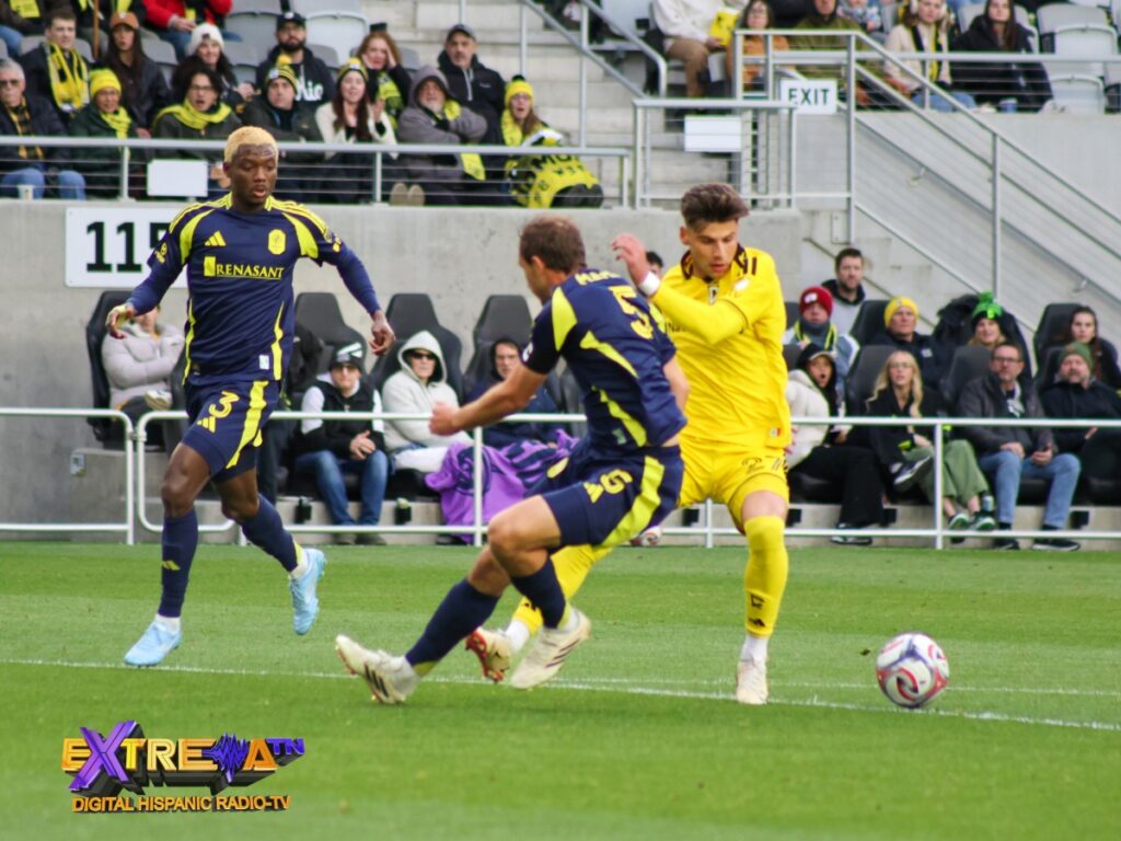  Max Arfsten de Columbus Crew disputa el balón ante la defensa de Nashville SC en el ScottsMiracle-Gro Field durante la MLS 2026 