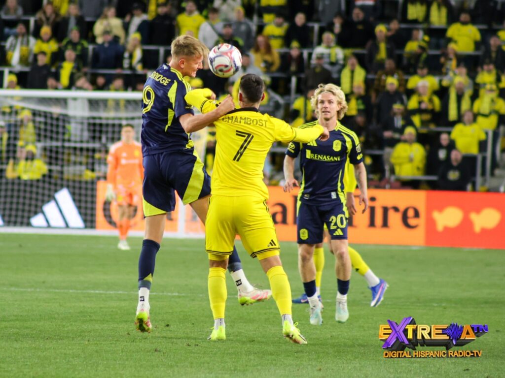 Sam Surridge de Nashville SC gana el duelo aéreo ante Chambost de Columbus Crew en el ScottsMiracle-Gro Field durante la MLS 2026
