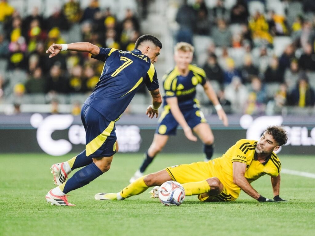 Cristian Espinoza de Nashville SC desborda la defensa de Columbus Crew en la jugada previa al gol 25,000 de la MLS en el ScottsMiracle-Gro Field 2026