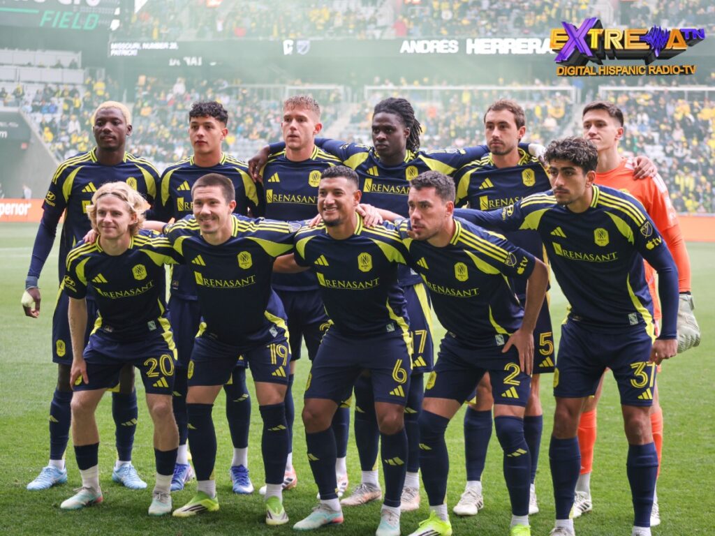 El once inicial de Nashville SC posa en el Lower.com Field antes del partido ante Columbus Crew en la MLS 2026