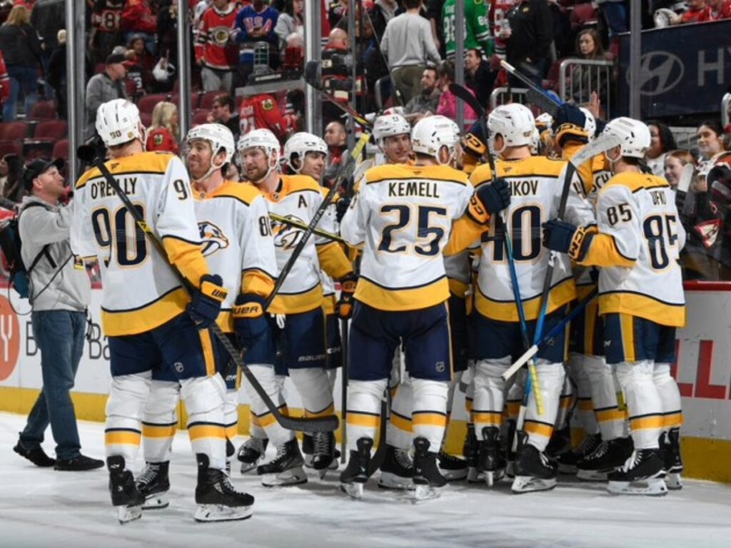 El equipo de los Nashville Predators celebra la victoria ante los Chicago Blackhawks en el United Center durante la NHL 2026