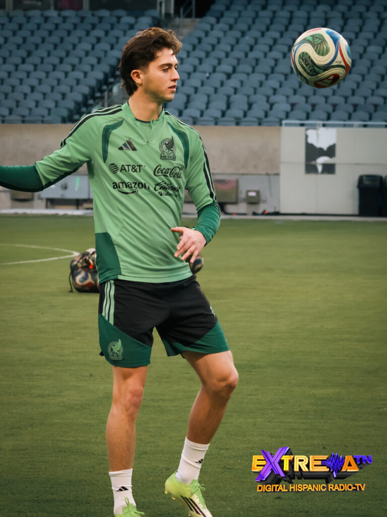 Brian Gutierrez de la Selección Mexicana Copa del Mundo controla el balón durante el entrenamiento en Chicago previo al amistoso ante Bélgica