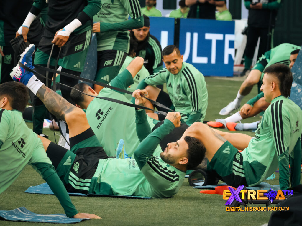 Jugadores de la Selección Mexicana Copa del Mundo en sesión de estiramiento con bandas elásticas previo al amistoso ante Bélgica en Chicago