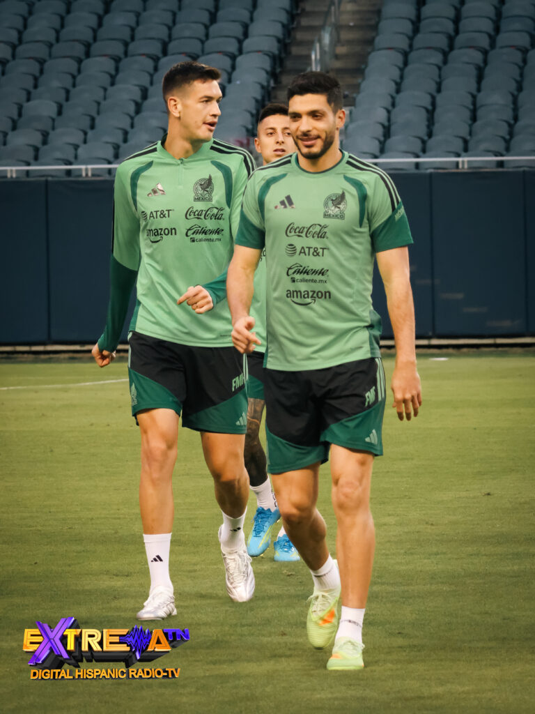 Dos jugadores de la Selección Mexicana Copa del Mundo conversan durante el entrenamiento en Chicago